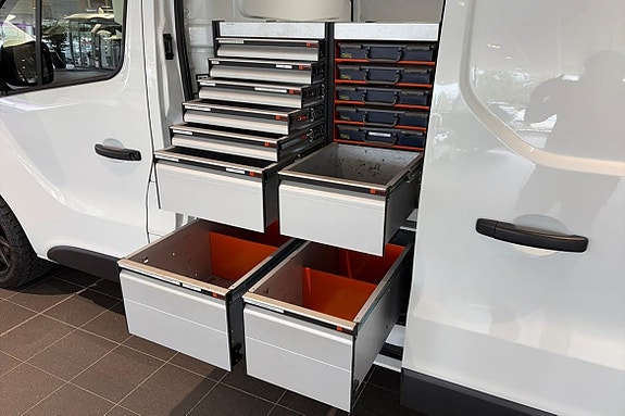 Nissan NV300 21 of 24
