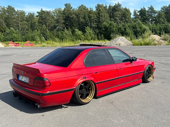 BMW 740i 2 of 5