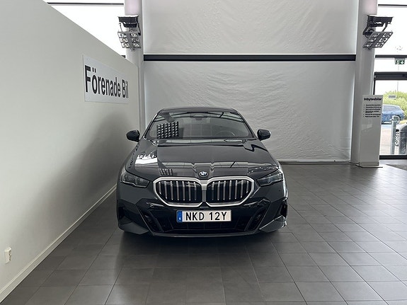 BMW 520 2 of 5