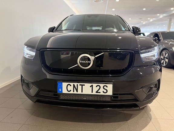 Volvo XC40 2 of 5