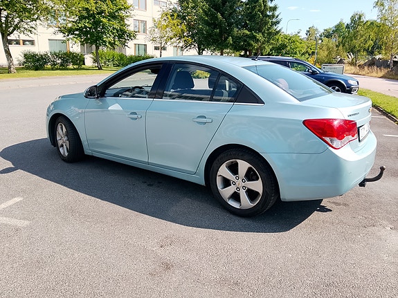 Chevrolet Cruze 2 of 5