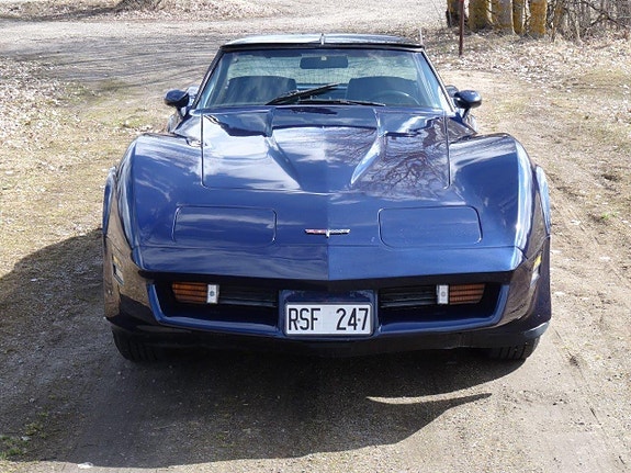 Chevrolet Corvette 2 of 5