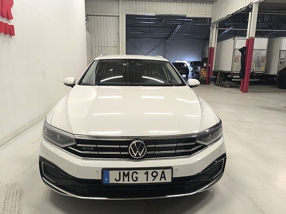 Volkswagen Passat 2 of 5