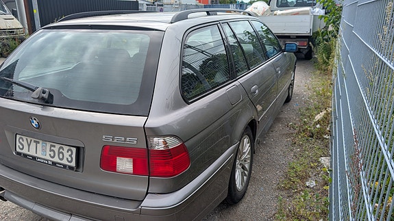 BMW 525i 3 of 5