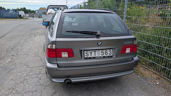 BMW 525i 2 of 5