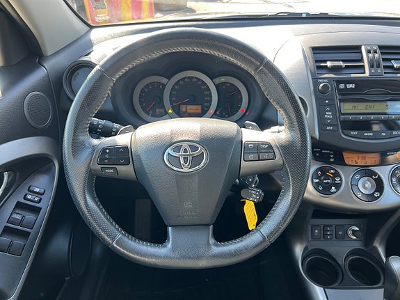 Toyota RAV4 9 of 20