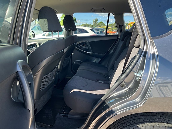 Toyota RAV4 8 of 20