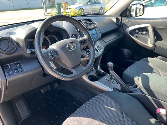 Toyota RAV4 4 of 5