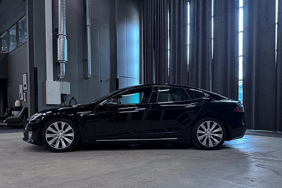 Tesla Model S 3 of 5