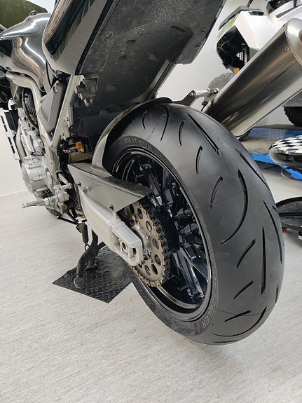 Yamaha FZS1000 Fazer 7 of 14