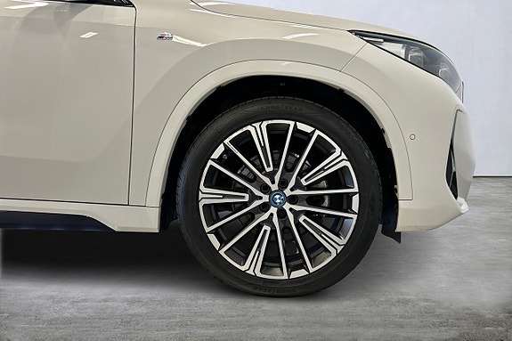 BMW iX1 9 of 24