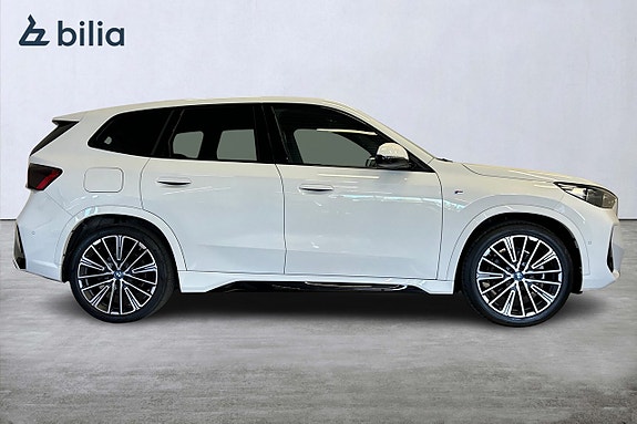 BMW iX1 8 of 24