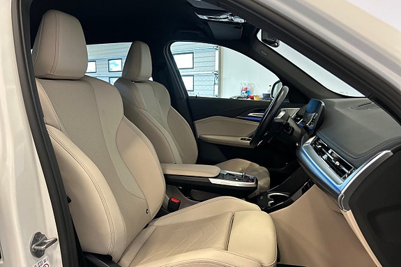 BMW iX1 17 of 24