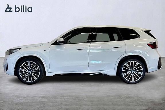 BMW iX1 4 of 24