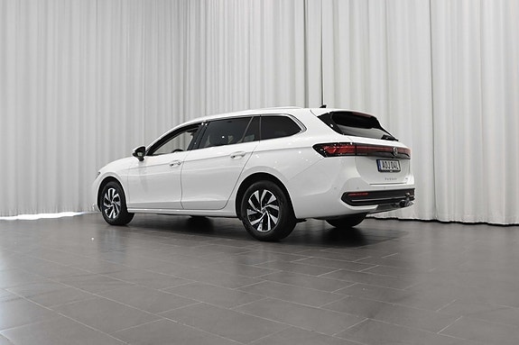 Volkswagen Passat 3 of 23