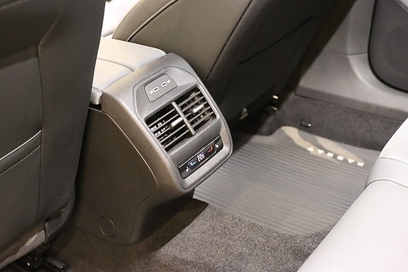 Volkswagen Passat 10 of 23