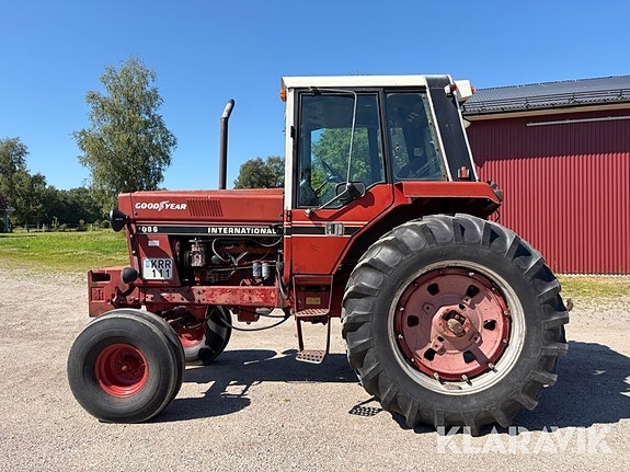 Traktor International F-886 2 of 5