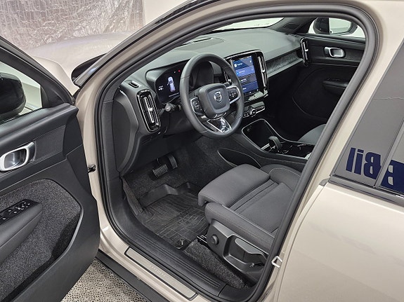 Volvo XC40 2 of 5
