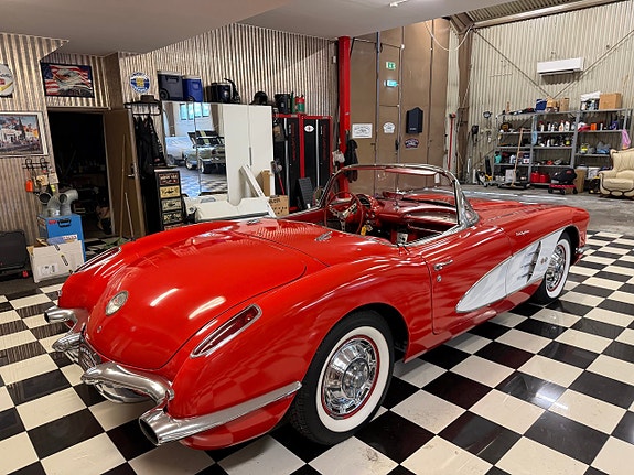 Chevrolet Corvette 3 of 5