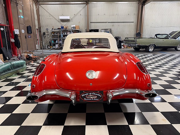 Chevrolet Corvette 10 of 27