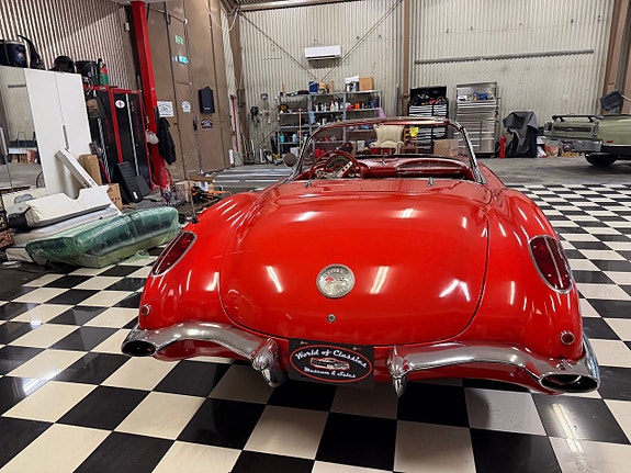 Chevrolet Corvette 4 of 5