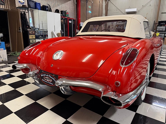 Chevrolet Corvette 9 of 27