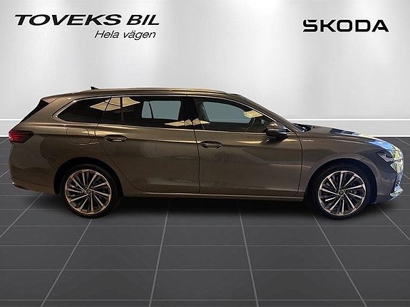 Skoda Superb 2 of 5