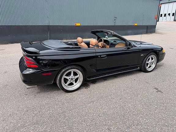 Ford Mustang 3 of 5