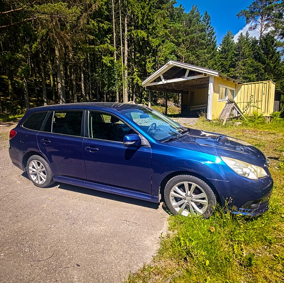 Subaru Legacy 2 of 5