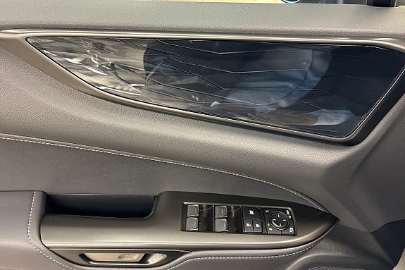 Lexus NX450h+ 16 of 21