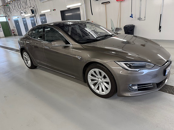 Tesla Model S 2 of 4
