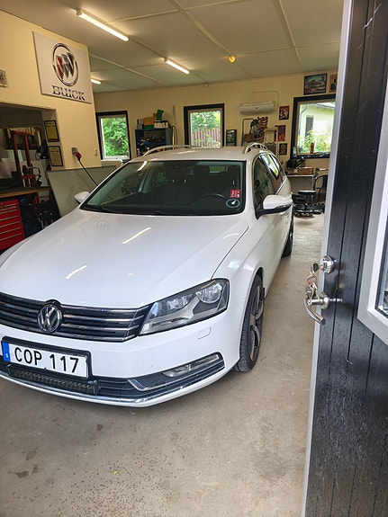 Volkswagen Passat 2 of 12