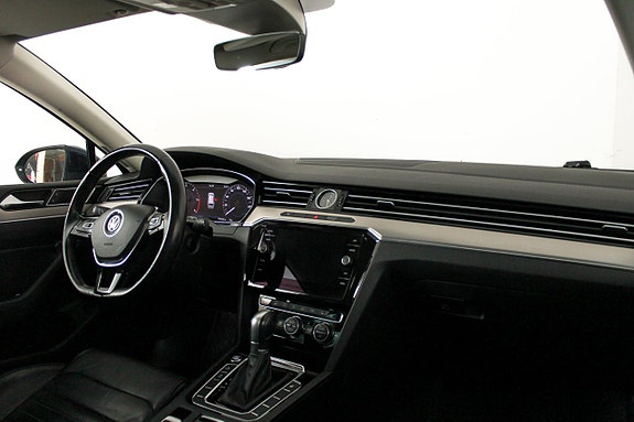 Volkswagen Passat 16 of 23