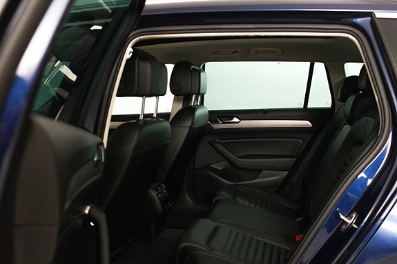 Volkswagen Passat 18 of 23