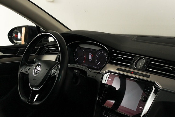 Volkswagen Passat 17 of 23