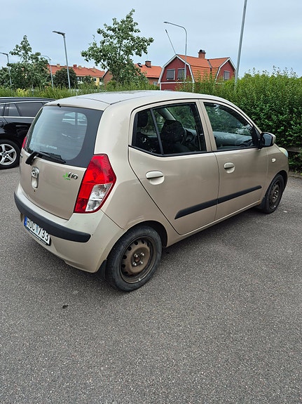 Hyundai i10 2 of 15