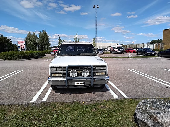 Chevrolet Suburban 2 of 5