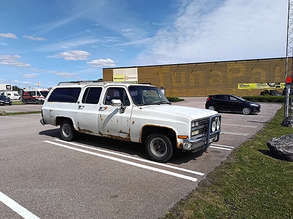 Chevrolet Suburban 3 of 5