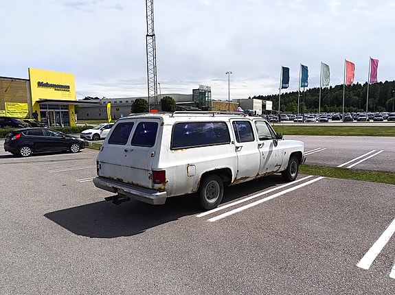 Chevrolet Suburban 5 of 5