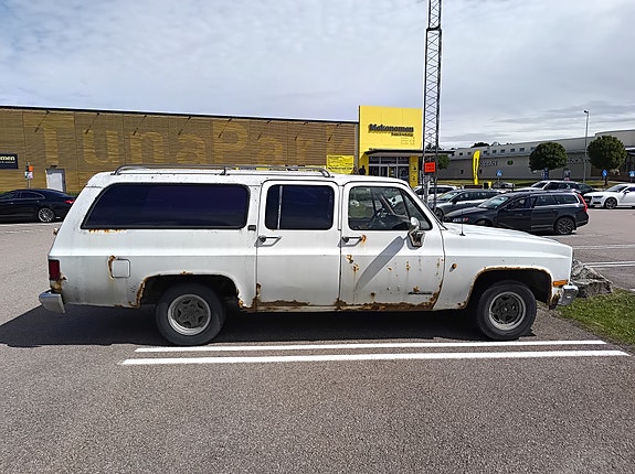 Chevrolet Suburban 4 of 5