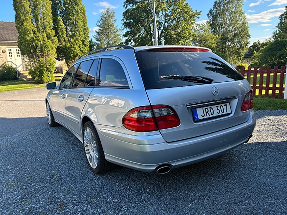 Mercedes-Benz E200 4 of 5