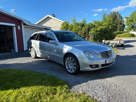 Mercedes-Benz E200 2 of 5