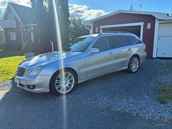 Mercedes-Benz E200 3 of 5