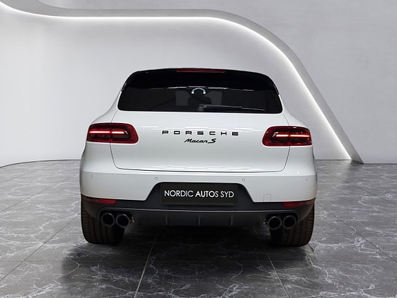 Porsche Macan S 4 of 5
