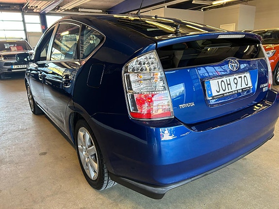Toyota Prius 4 of 5
