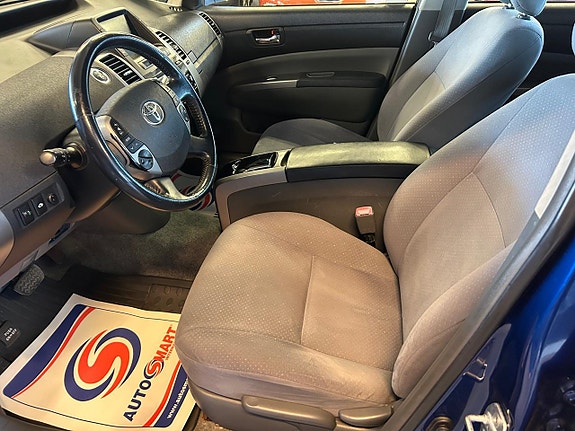 Toyota Prius 8 of 18
