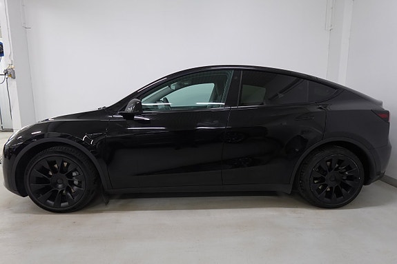 Tesla Model Y 3 of 5