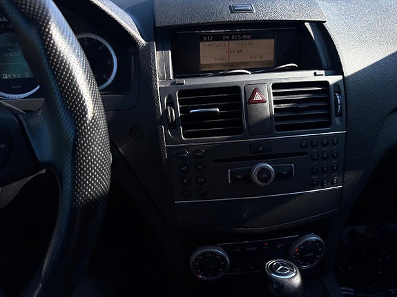 Mercedes-Benz C200 13 of 24