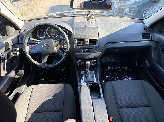 Mercedes-Benz C200 15 of 24