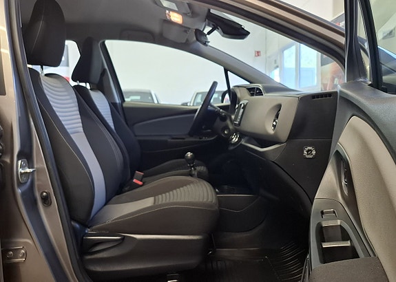 Toyota Yaris 12 of 24